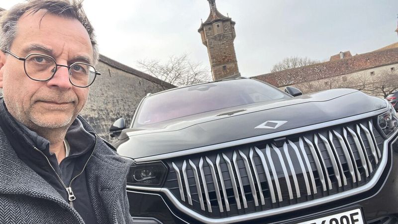 Mit seiner Breite von 1,88 Metern und der insgesamt recht imposanten Erscheinung tut man sich in mittelalterlichen Innenstädten recht schwer. (Bild: Grimm – VCG)