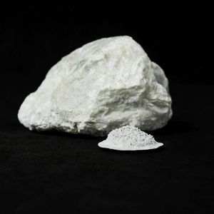 An der TU Berlin wird Regolith unter Beleuchtungsverhältnissen fotografiert, die denen auf dem Mond nachempfunden sind. (Bild:  Susanne Baumann)