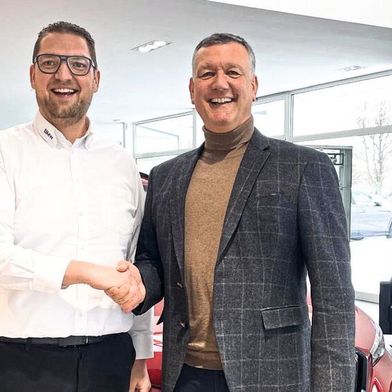 Gebündelte Zukunft im BMW-Vertrieb: Peter Dräger (l.), Geschäftsführer der Schubert Motors Unternehmensgruppe, und Michael Fritze, Geschäftsführer des Autohauses Fritze. (Bild: Schubert Motors)