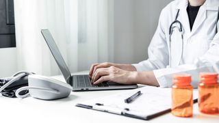 Bürokratieabbau und Optimierungspotentiale sind in den deutschen Arztpraxen das Gebot der Stunde. Insbesondere durch die Digitalisierung versprechen sich viele Leistungserbringer große Vorteile. (© Orathai - stock.adobe.com)