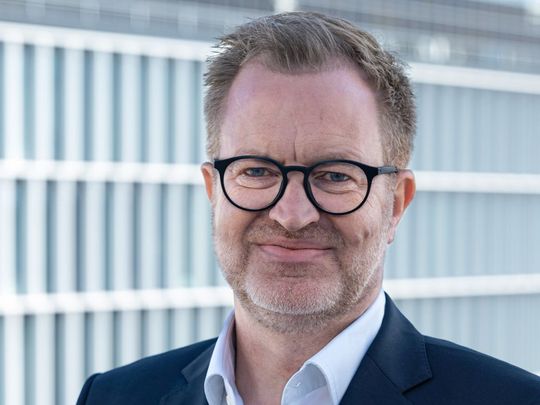 „Mit PCN und der Verwaltungsschale können Komponentenhersteller ihre Kunden über die Eplan Plattform gezielt über Nachfolgeprodukte oder z.B. wichtige Firmware-Updates informieren, die nach dem Entdecken einer Sicherheitslücke erforderlich sind.“, erklärt Dr. Marco Litto, SVP Strategy & Corporate Programm bei Eplan.(Bild:  Eplan)