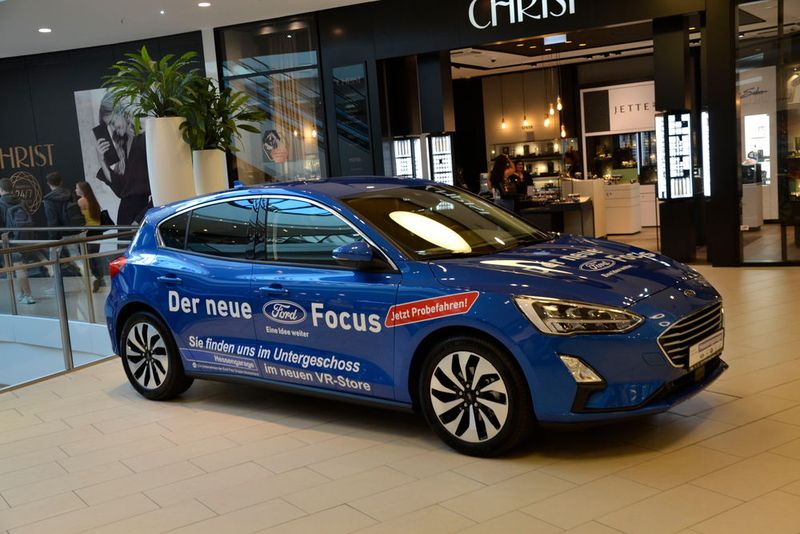 Im Store selbst, der im Tiefgeschoss des Einkaufscenters angesiedelt ist, steht kein Fahrzeug. Dafür fungiert ein Auto eine Etage höher als Wegweiser. (Bild: Mauritz/»kfz-betrieb«)