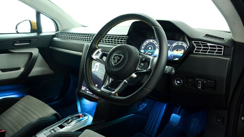 Hinterm Lenkrad blickt der Fahrer auf ein digitales Kombiinstrument. (Bild: Günsel)