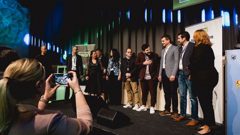 Die Vertreter der Top-3-Betriebe in der Kategorie Vertragshandel wurden auf die Bühne gebeten: (v. l.) Autohaus Peter, Henning Automobile und Autohaus Gaul & Klamt (Bild: Stefan Bausewein)