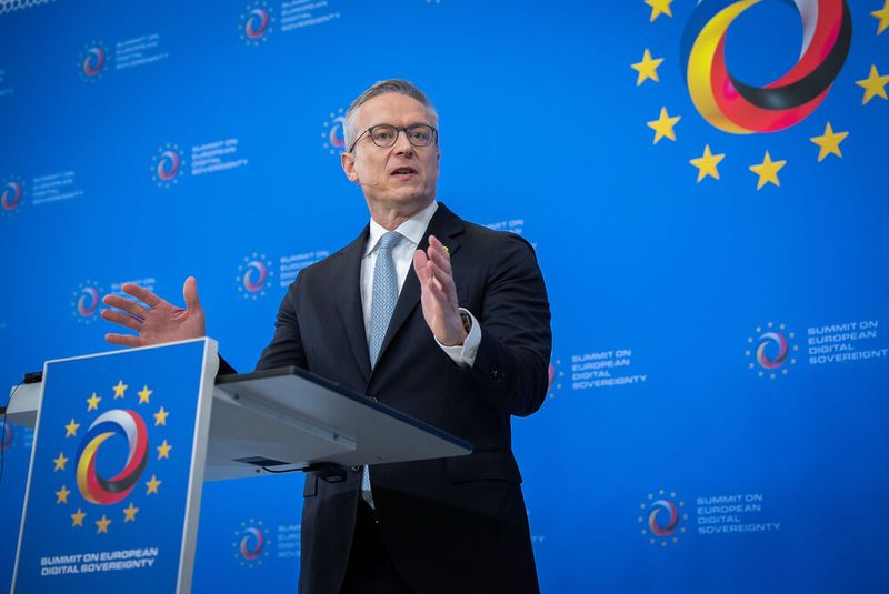 Bundesdigitalminister Dr. Karsten Wildberger sprach auf dem „Gipfel für Europäische Digitale Souveränität“ im Berliner Gasometer auf dem EUREF-Campus. (Bild: BMDS/Woithe)