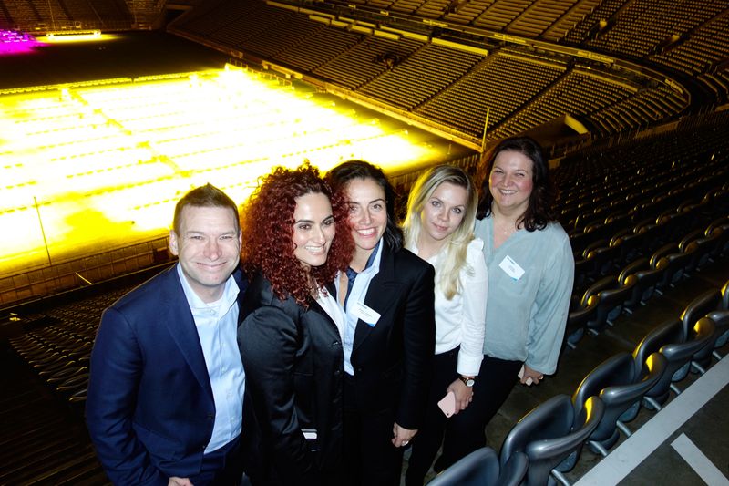 Neben den Damen kann Carsten Müller, Samsung, nur breit grinsen, Besa, IT-BUSINESS, Sumru Gerken und Geraldine Haas, Ingram Micro, und Lilli Kos, IT-BUSINESS (v. l.) (Bild: IT-BUSINESS)