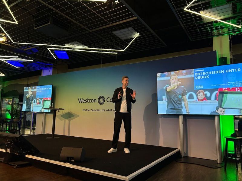 Fußball zog sich durch die gesamte Veranstaltung hindurch, so auch bei der Abschlusskeynote von Dr. Arne Aarnink, Keynote Speaker, Coach & DFB-Schiedsrichter.  (Bild: Vogel IT-Medien)