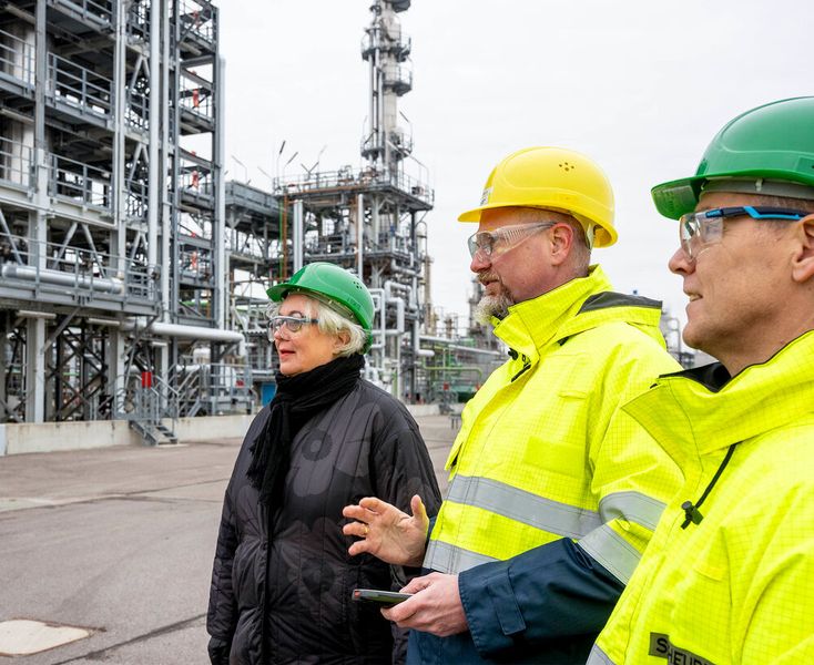 Bei einem Rundgang mit Führung durch Standortleiter Dr. Thorsten Ackmann (gelber Helm und grauer Bart) informieren sich die finnischen Besucher über die Anlage. Mit auf dem Bild in dunkler Jacke die Direktorin Technisches Management Outi Ervasti (Director Technology Management) (Bild: Klaus Venus)