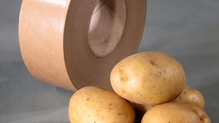 Der Leim der Nassklebestreifen wird aus Kartoffelstärke gewonnen, das Holz für die Kraftpapiere stammt aus EU-Forstwirtschaften nach dem PEFC-Standard.  (Bild: Schümann)