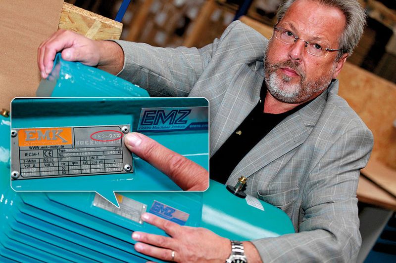 EMZ-Geschäftsführer Engelbert Rataj verweist auf dem Typenschild eines 30-kW-Drehstrom-Asynchronmotors auf die künftig zu beachtende neue Energieeffizienzklasse IE2. (Archiv: Vogel Business Media)