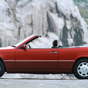 Das Cabriolet machte den Namenswandel ebenfalls mit. Um dessen Verwindungssteifigkeit gewährleisten zu können, hatte die Ingenieure etwa 1.000 Teile überarbeitet oder neu konstruiert. Teilweise wurden sogar tragende Bleche aus höherwertigem Material gefertigt.(Bild:  Mercedes-Benz)