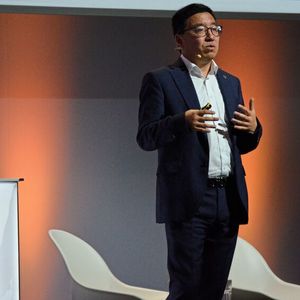 Nio-Vizepräsident Hui Zhang brachte den Teilnehmern das Marken-Credo des chinesischen Newcomers auf dem europäischen Pkw-Markt näher.(Bild:  Rehberg / VCG)