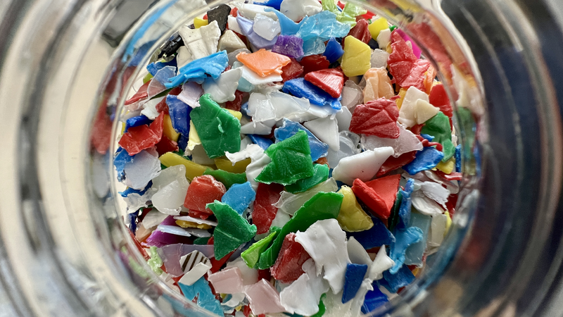 À l'échelle du centre technique, le SKZ réalise des essais de broyage de produits afin de les transformer en matières recyclées ou, dans l'idéal, de les réutiliser pour fabriquer le même produit en plastique.(Bild:  SKZ - Marco Rabensteiner)