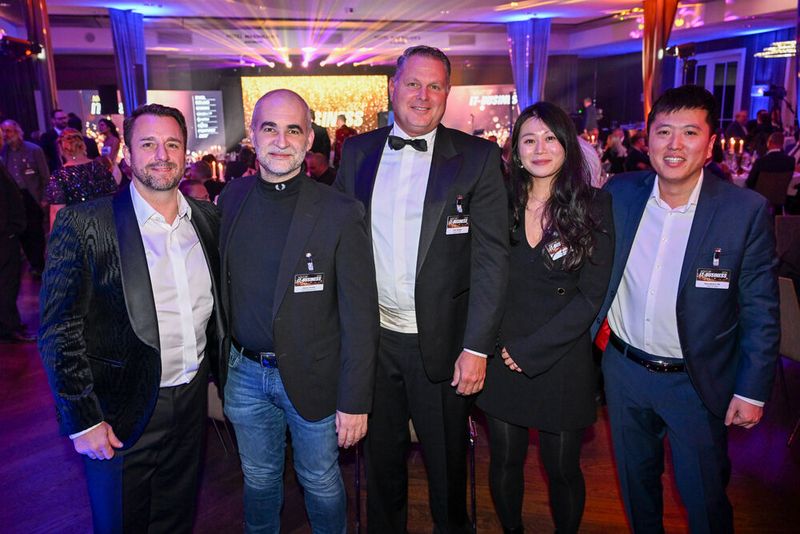 Sponsoren unter sich: (v. l.) Zan Bazika (Solum), Steven Pollok (Samsung), Dirk Bürger, Miji Kim und Sounghyun Oh (Solum) (Bild: Hannes Magerstädt)