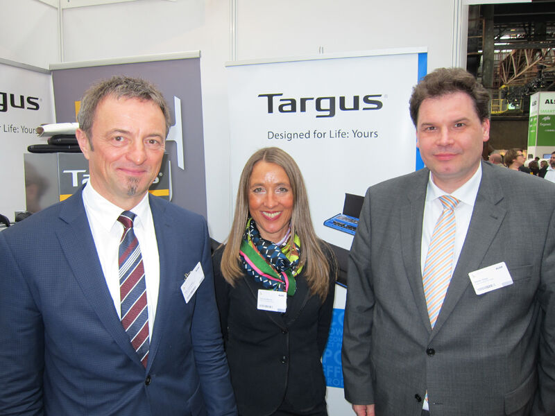 v. l. Karl Tucholski mit Simone Merkel und Stefan Döpp, Targus (IT-BUSINESS)