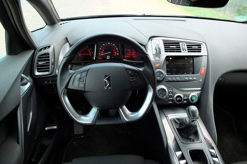 Auch im Cockpit bleibt sich der DS 5 treu: Eigenständigkeit ist alles. Die Anzeigen mit ihren grob gerasterten LCD-Displays wirken mittlerweile altmodisch. (Jan Rosenow)