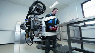 Neue Perspektiven zum Punktschweißen: Durch den Einsatz von DeltaSpot, hier beim Fügen von Aluminium-Türelementen, lässt sich die Wirtschaftlichkeit und vor allem die Qualitätssicherheit der Ergebnisse steigern. Bilder: Fronius (Archiv: Vogel Business Media)