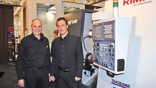 Im Bild Fredy Utzinger (li., Verkaufsleiter CH-Mitte) und Bruno Rieser (CEO). Das Unternehmen Rima  hat sich voll auf taiwanesische Werkzeugmaschinen spezialisiert und rüstet sie für die Schweizer Kunden mit High-End-Technologien aus, sofern gewünscht.  (Bild: Böhm)