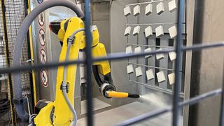 Zwei Lackierroboter kommen bei der Bernstein AG zum Pulverbeschichten von Gehäuseteilen zum Einsatz. (Bild: Bernstein AG)