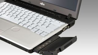 Das Bay-Projector-Modul kann als Option für das Lifebook P771 und S761 bestellt werden und passt in den Akkuschacht. (Archiv: Vogel Business Media)