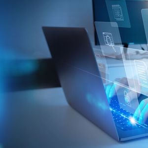 1) Die Computerleistung und Datenmenge werden unsere Vorstellungskraft übersteigen Die nächste Entwicklungsstufe der Computertechnologie wird als „quantenzentriertes Computing“ bezeichnet und steht vor der Herausforderung, Quantenbits (Qubits) stabil zu halten. Quantencomputer werden zunehmend stabiler und leistungsfähiger. Sie werden das Cloud-Computing revolutionieren und in hybriden Systemen mit klassischen Silizium-Computern kombiniert werden.  Die neuen Quantencomputer verarbeiten riesige Datenmengen und fördern die Entwicklung intelligenter virtueller Agenten, die Daten aus dem Internet sammeln und analysieren. Bis 2030 wird somit ein Yottabyte – das entspricht 1024  Bytes –   an Daten generiert und verarbeitet, deren Verständnis durch künstliche Intelligenz (KI) unterstützt wird. Dies wird entscheidend für den Fortschritt der Menschheit sowie für den geostrategischen Wettbewerb der Nationen sein. Lesetipp: Die Erde wiegt 6 Ronnagramm – Präfix-Neuerung im metrischen System  (Bild:  greenbutterfly - stock.adobe.com)