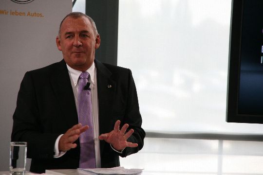 Chris Lacey, Nutzfahrzeug-Chef von Opel/Vauxhall, gibt Informationen zur Weltpremiere des Vivaro E-Concept. Dieser soll über eine Reichweite von über 400 Kilometern verfügen. (Archiv: Vogel Business Media)