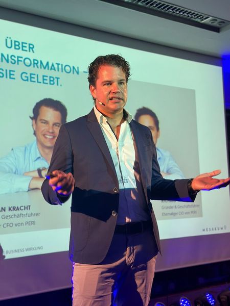 Dr. Fabian Kracht, Geschäftsführer der Digital- und Strategieberatung mesakumo, eröffnete die CCX mit einer eindrucksvollen Keynote und… (Bild: Vogel IT-Akademie)