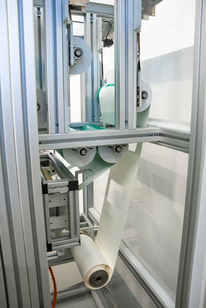 Der Blick auf die Papierhaspel nachdem die Papierbahn das Siegelmodul passiert hat. Hier sieht man auch deutlich die einzelnen Abschnitte der 4-Rand-Beutel, welche die Demo-Anlage fertigt. (Bild: Fraunhofer IVV)