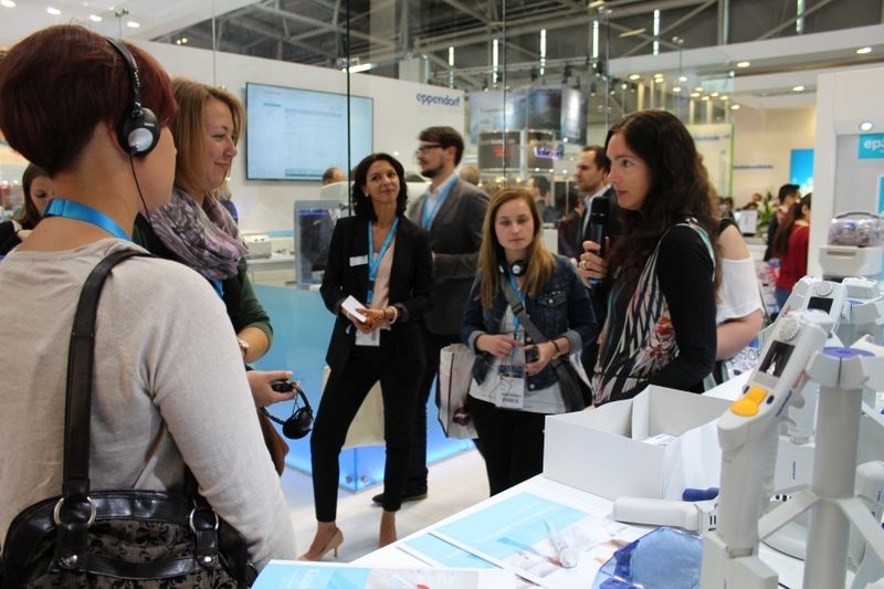 Erstmals in diesem Jahr veranstaltet die LABORPRAXIS Guided Tours und präsentiert die Neuheiten der Messe. Thema dieser Tour am 11.5.2016 um 14 Uhr war Liquid Handling. Dritter Stop der Führung war Eppendorf. (Bild: Back/LABORPRAXIS)