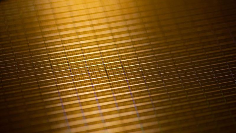 Micron liefert den nach eigenen Angaben branchenweit ersten DRAM aus, der mit der 1-Beta-Prozesstechnologie der nächsten Generation hergestellt wird. Micron liefert den nach eigenen Angaben branchenweit ersten DRAM aus, der mit der 1-Beta-Prozesstechnologie der nächsten Generation hergestellt wird.