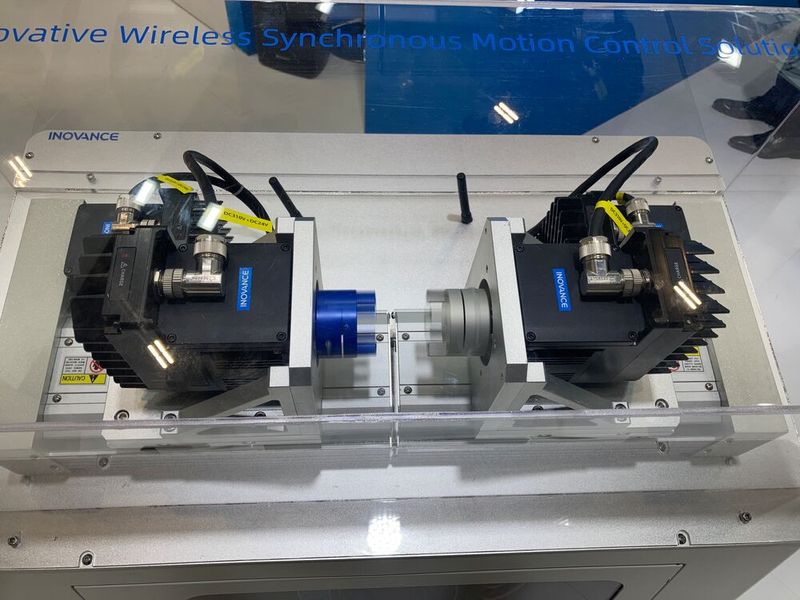 Europapremiere bei Inovance: die Echtzeit-Servosteuerung Ino Air mit drahtloser Technologie für schaltschranklose Automatisierung. (Bild: Stefanie Michel)