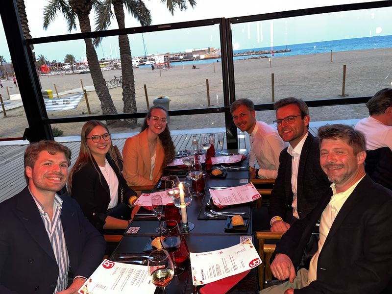 Die Jungs von ScreenBeam und das LANG AG Team (hinten), finden die Aussicht traumhaft. (IT-BUSINESS)