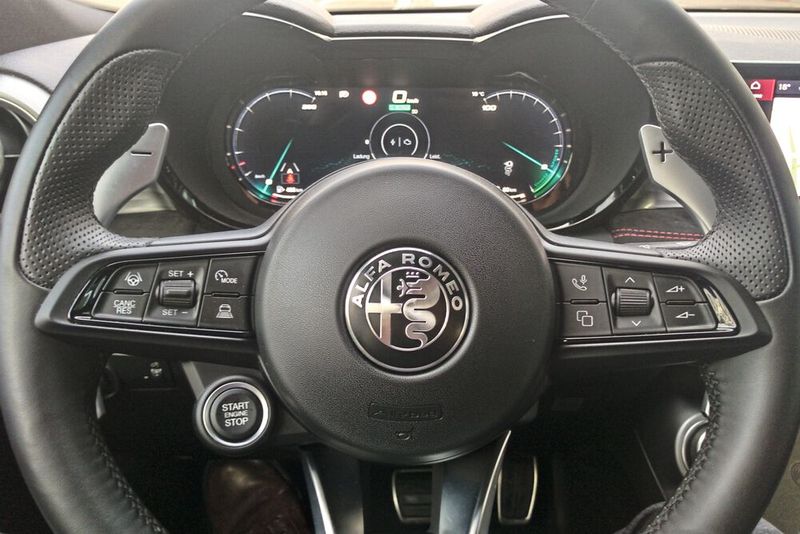 Bei einer sportlichen Marke darf der Startknopf am Lenkrad nicht fehlen. Die Fahrmodi heißen bei Alfa übrigens DNA: dynamic, natural und advanced efficiency. (Bild: Thomas Günnel/VCG)