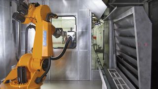 Bild 1: In einer 5,5 m x 4 m x 3 m großen Kabine benötigt das robotergestützte CO2-Schneestrahlsystem inklusive der Drehstation für die Gehänge weniger Platz als eine Anlage zur Nassreinigung und Teiletrocknung.  (Bild: Volkswagen)