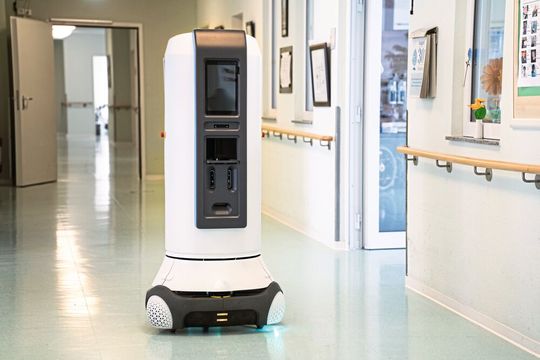 Service-Assistent: Der robotische ServiceAssistent ist ein mobiler Roboter, der zum Beispiel in Pflegeeinrichtungen oder öffentlichen Bereichen Getränke und Snacks anbieten kann. Service-Assistent: Der robotische ServiceAssistent ist ein mobiler Roboter, der zum Beispiel in Pflegeeinrichtungen oder öffentlichen Bereichen Getränke und Snacks anbieten kann.