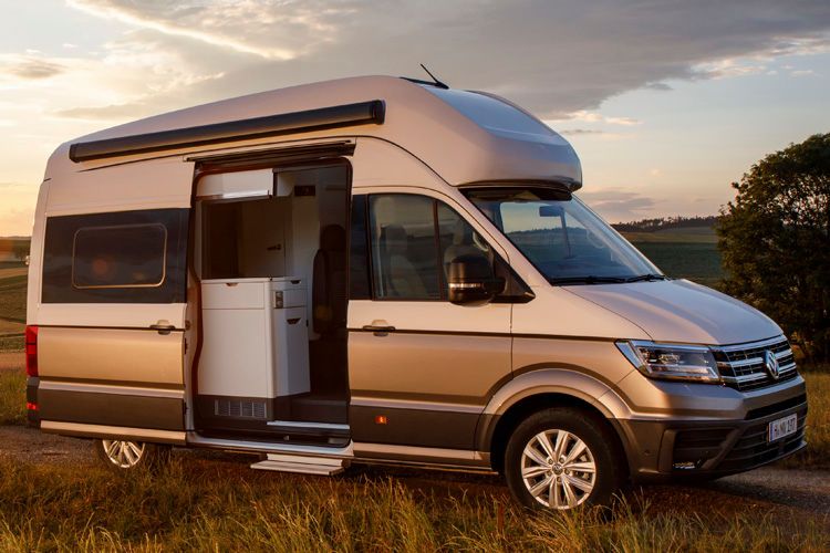 Vom kleinen Bruder T6 wird die zweifarbige Lackierung übernommen. (Bild: Volkswagen)