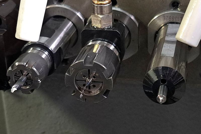 Für die präzise und gratfreie Herstellung von Schlüsselflächen an den Implantatkörpern (Grade 4) und den Befestigungsschrauben kommen bei Schweizer Feinwerktechnik Einzahnstoßwerkzeuge der Firma Dieterle aus Rottweil zum Einsatz.(Bild:  Dieterle)