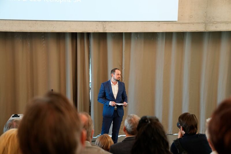 Swissmechanic-Präsident Nicola R. Tettamanti: «Dieses Vertrauen in die industrielle Stärke unseres Landes ist in der aktuellen, von Unsicherheiten geprägten Zeit nicht selbstverständlich. Die Investition in Infrastruktur, Technologie und Menschen am Standort Schweiz verdient grossen Respekt. Als Präsident von Swissmechanic vertrete ich Hunderte KMUs in der Schweiz und kann sagen: Unsere Stärke liegt nicht nur in der Technologie, sondern vor allem in unserer Haltung, unserem unternehmerischen Mut und unserem langfristigen Denken. Fortschritt entsteht nicht durch Abwarten, sondern durch Handeln. Und ich bin überzeugt, dass Unternehmen, die heute investieren, morgen zu den Gewinnern gehören werden.» (Bild: Nastassja Neumaier, VCG)