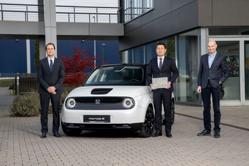 Bernd Hitzemann (Cision) mit Nozomu Yamashiro (Präsident Honda Deutschland) und Jens Meiners (GCOTY) bei der Preisverleihung in der Honda Akademie in Erlensee. (v.l.n.r.) (GCOTY)
