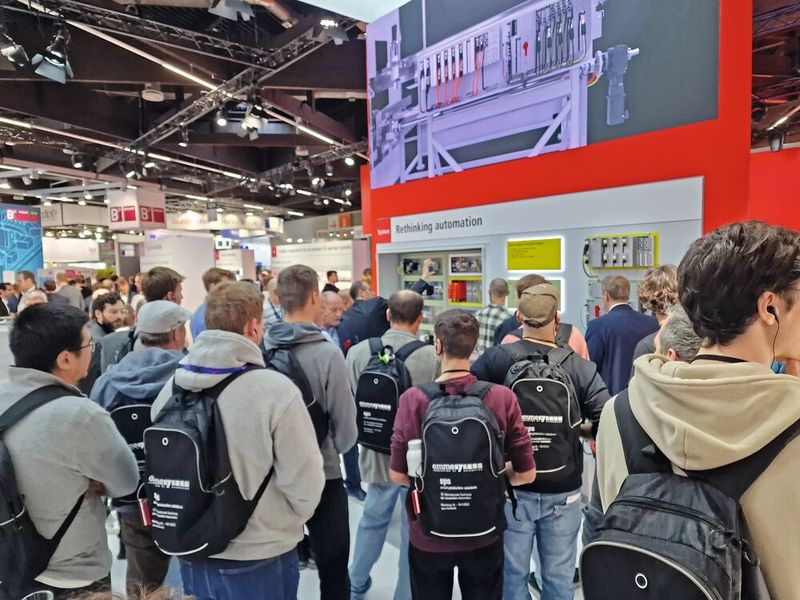 Jedes Jahr können bis zu fünf Hauptsponsoren aufgenommen werden, deren Stand auf der SPS von den Auszubildenden und Studierenden zu einem bestimmten Termin verpflichtend besucht wird. (Bild: Emmesys)