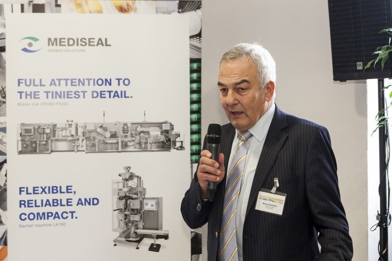Auf dem Aussteller-Rundgang der Förderprozess-Foren 2015 gaben die Aussteller eine kurzen Überblick über ihr Unternehmen. Den Start machte Benno Reichert von Mediseal, einem Pionier in der Blister-, Sachet- und Stickpackverpackung. (Bild: Bausewein/PROCESS/PharmaTEC/Schüttgut)