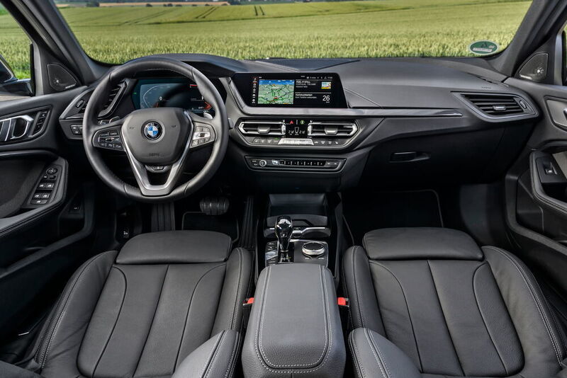 Fahrerzentriert, großflächig digital: Das Cockpit des neuen 1er. (BMW)