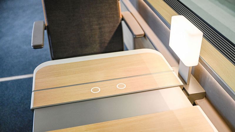 Mehr Holz soll für eine wohnliche Atmosphäre sorgen. (Bild: Deutsche Bahn AG / Max Lautenschläger)