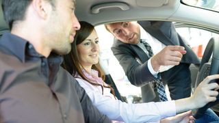 Eine Garantie zum Gebrauchtwagen stärkt das Vertrauen in den Kfz-Handel. Doch Achtung: Wer die Garantie separat verkauft, muss bald Versicherungssteuer dafür abführen.  (© industrieblick - Fotolia)