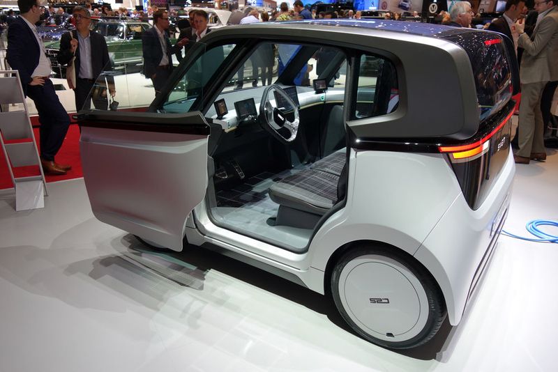 Einen Mover im Mini-Format zeigt Citroën: Ami One Concept nennt sich die nur 2,50 Meter lange Schachtel, die Platz für zwei bietet. (Bild: Wehner/»kfz-betrieb«)