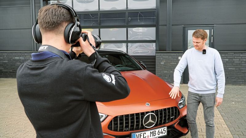 Produktexperte Joschka Gossel (hier beim Videodreh) wird inzwischen schon auf der Straße erkannt.(Bild:  Anders-Gruppe)