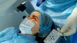 Die Augenlaserchirurgie ist ein Anwendungsbeispiel der Photonik (© Vadim - stock.adobe.com)
