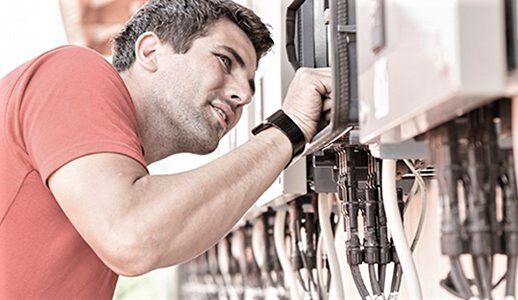 Trotz aller Umstände, die den deutschen Maschinenbau in den letzten Monaten im Genick sitzen, sucht die Branche jetzt verstärkt nach Monteuren, Ingenieuren und Informatikern. Doch das ist nicht so einfach...(Bild:  Granfest)