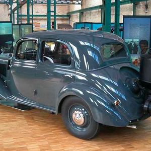 Auch andere interessante Mercedes-Benz-Modelle hat das Museum zu bieten. Beispielsweise diesen 170er, dessen Motor mithilfe einer Gasanlage im Zweiten Weltkrieg mangels Sprit mit Holz, Kohle und Torf befeuert wurde. Der Fahrer musste eine Stunde lang vorheizen und nach 50 Kilometern aus einem Vorratssack „nachtanken“. (Foto:  Automuseum Dr. Carl Benz)