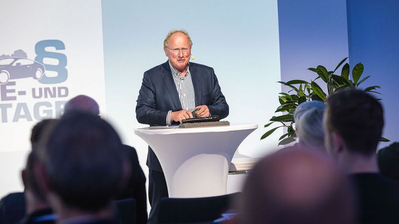 Peter Wandt, Geschäftsführer Wandt Technology Consulting, brachte den Teilnehmern die Brennstoffzellentechnologie und die Karosseriebesonderheiten des Toyota Mirai näher.  (Bild: Stefan Bausewein)